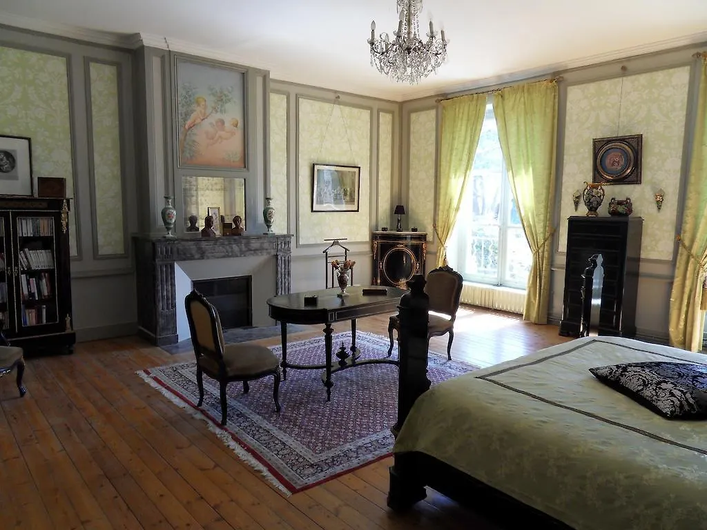 Bed and Breakfast Chateau De Clermont-Saves à LʼIsle-Jourdain 0*,  France